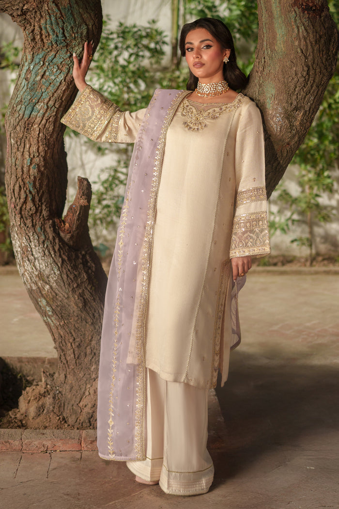 NAQSHI Kai lilac organza dupatta draped, with lace‑edge and length‑wise embroidery