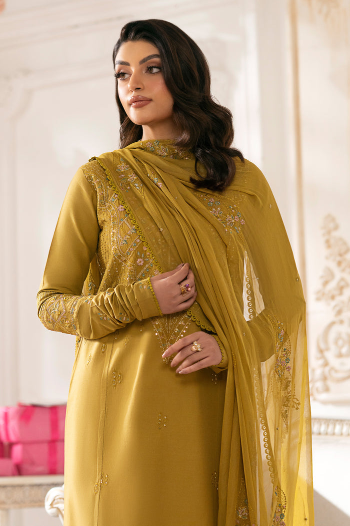 Detailed shot of NAQSHI Nageena dupatta showcasing crinkle texture, lace trim and delicate embroidery spread evenly