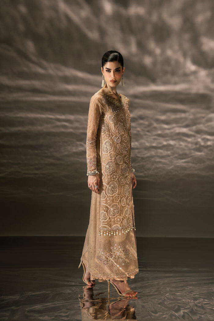 Zita vanilla brown evening outfit in side view, showing the long Organza shirt, fitted sleeves and straight silhouette.